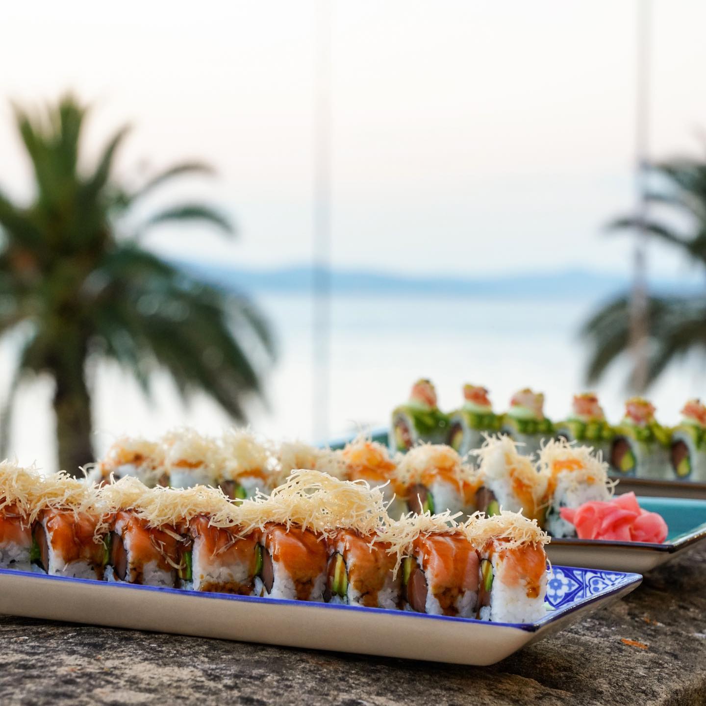 Sushi roll al tramonto con palme — This is how we roll